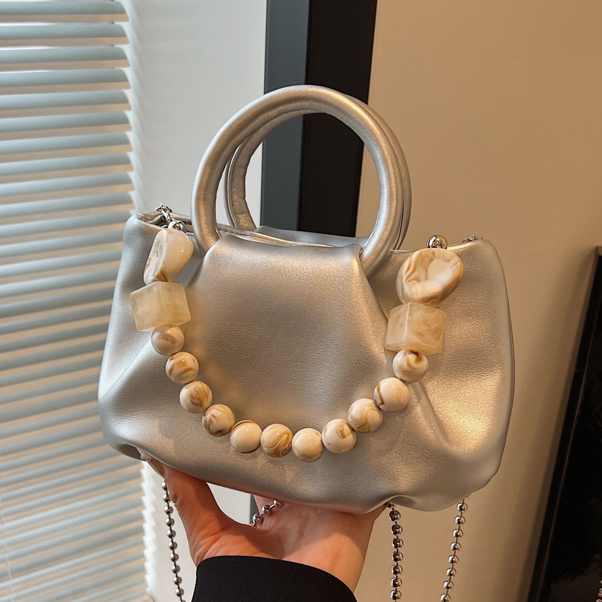 Sac à main haut de gamme pour les femmes en 2024, nouvelle conception de niche, plissé portable d'été avec sac de cloud de chaîne et crossbody H7