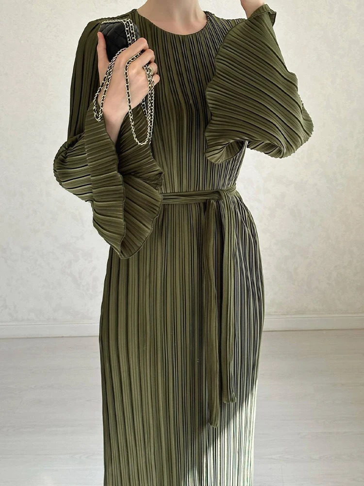 Robe longue blanche Femmes Automne High Street Casual Flare Mancheve Maxi Robe femelle Fashion Elegant Loose Bandage Slim Robe plissée 240715