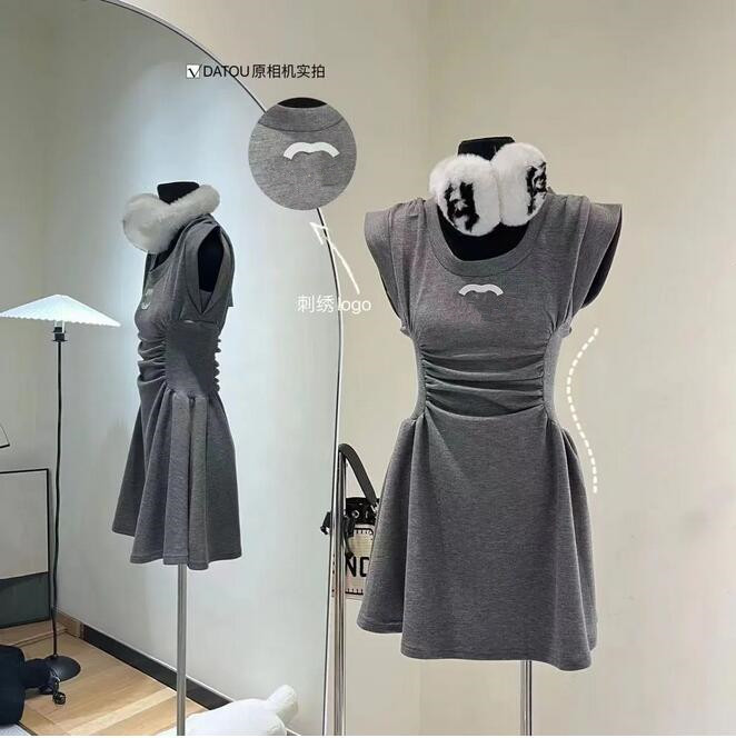 Designer women's skirt printed with trendy brand letters, small flying sleeve dress, women's round neck pleated waist A-line skirt
