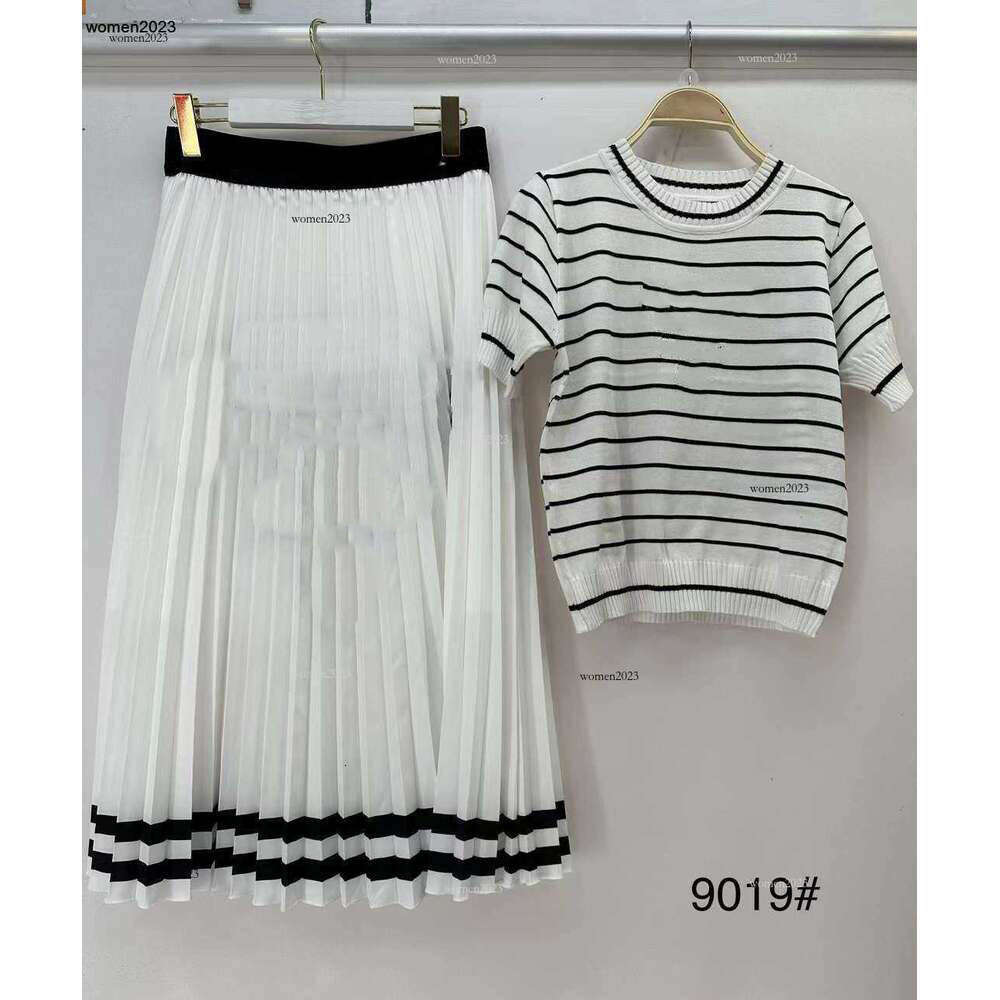 brand women set luxurious two piece suit Letter pattern fashion logo T shirt short sleeves loose 2pcs pattern high waisted long skirt May 23-image-979191575