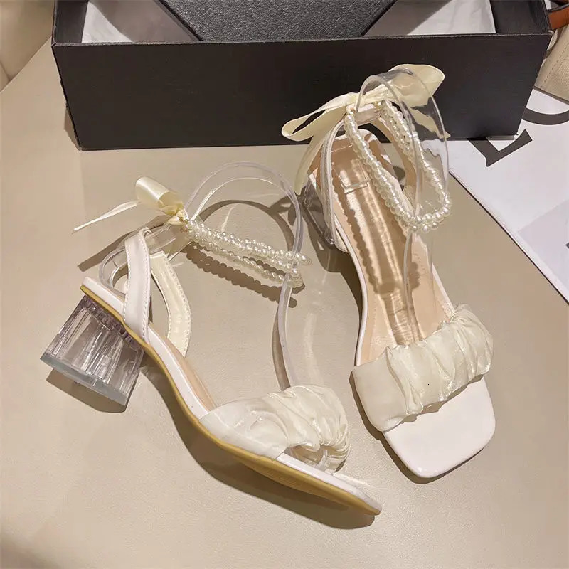Chaussures confortables pour femmes 2024 Sandales féminines d'été Sangle de boucle transparente en dentelle transparente Girls Perle Block Retro