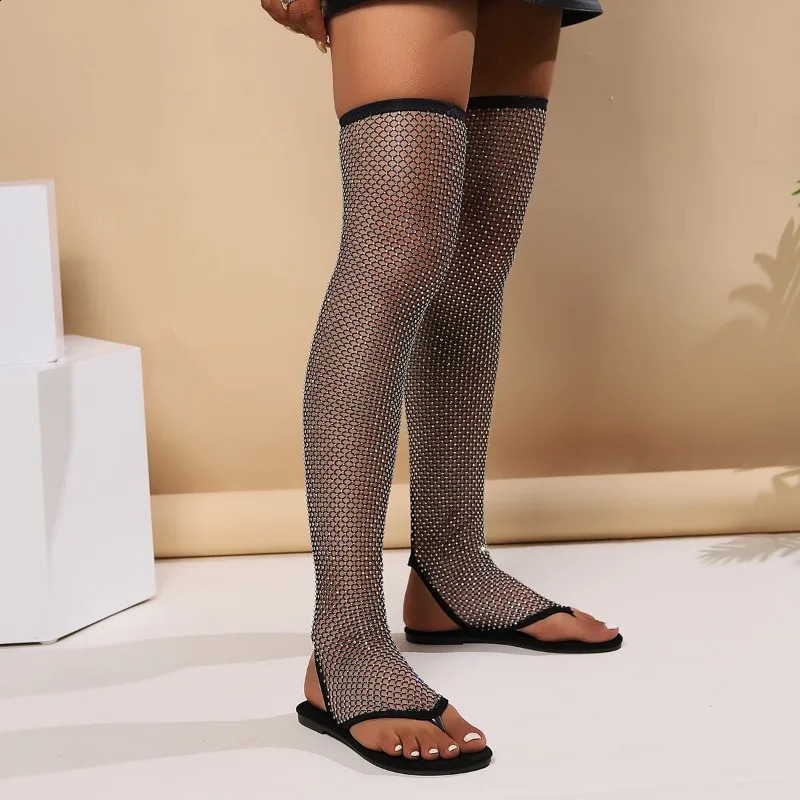 Sur les sandales du genou 2024 Chaussures de plage en cristal d'été Boots de sandales sexy chaussettes à fond plat creux 240719