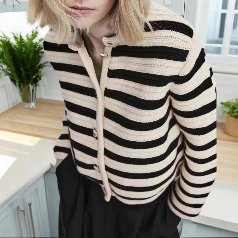 2024 Temperament d'automne Slim Edition Bouchle Stripe Small Fragrant Veste de pull cardigan en tricot et en tricot 240723