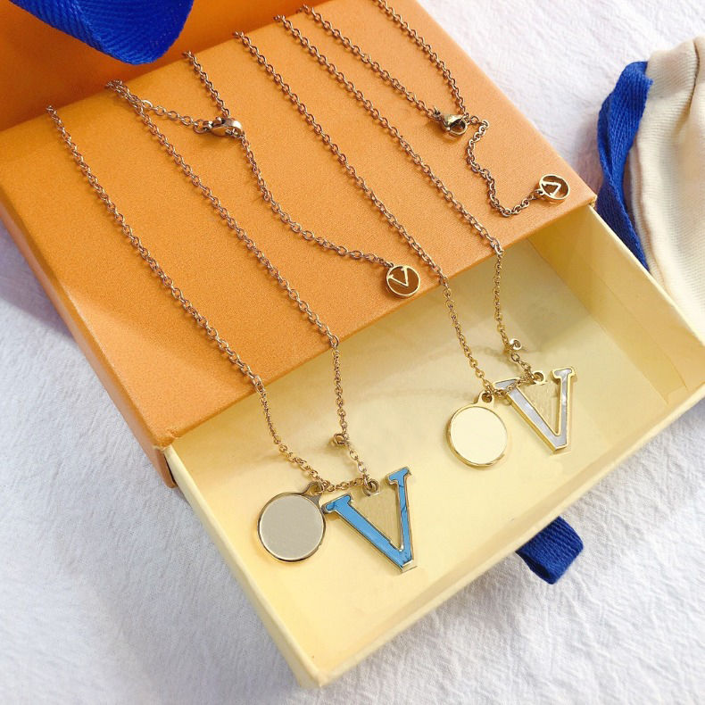 Colliers pendentifs de créateur de mode Femmes 18k Gold plaqué en acier inoxydable Chaîne LETTRE LETTRES PENDANTS Collier de mariage Accessoires