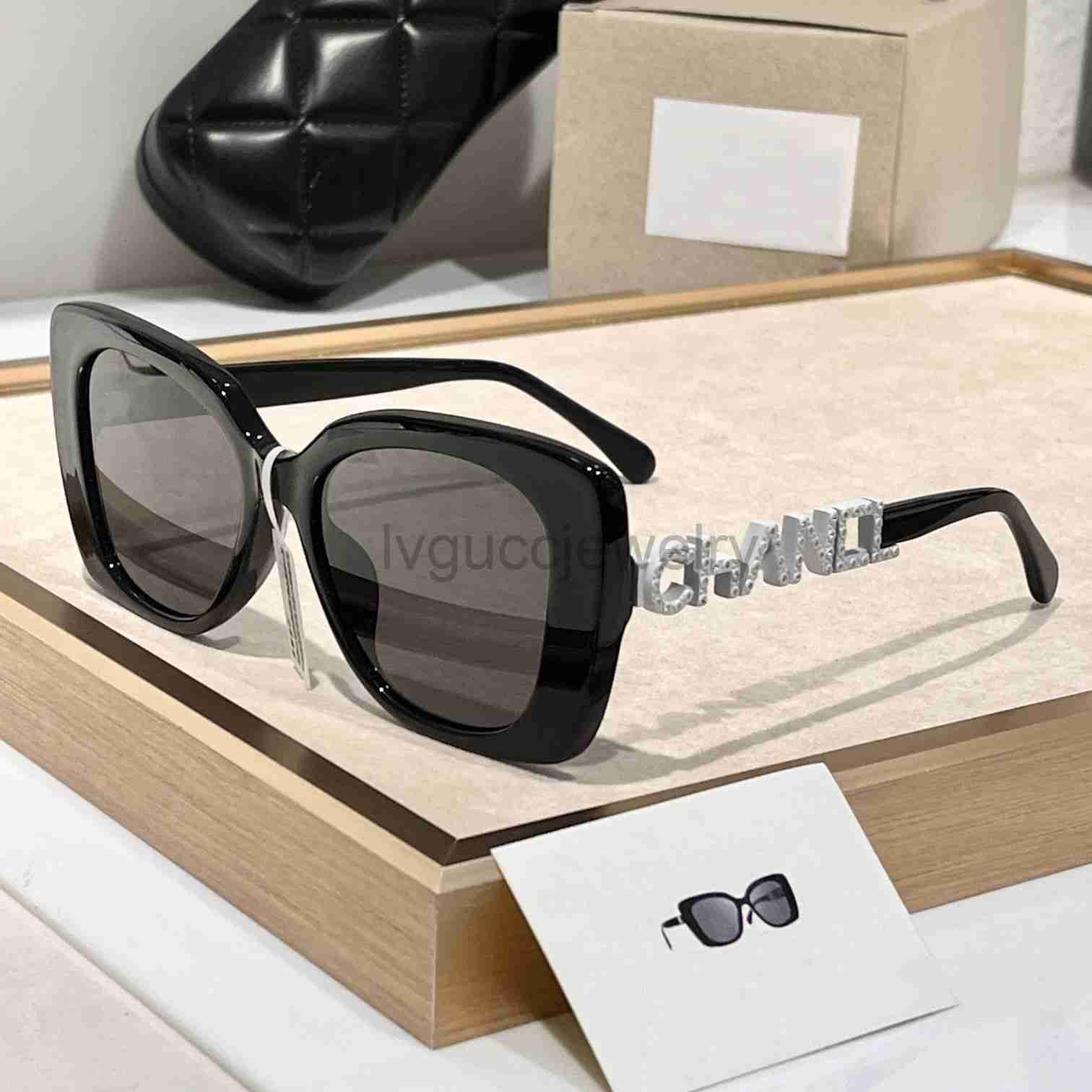 Designer Women Sunglasses for Designer Fashion Letter Mirror Leg Inlaid Diamond Beach Shading UV Protection Polarized Glasses Gift with Box Good