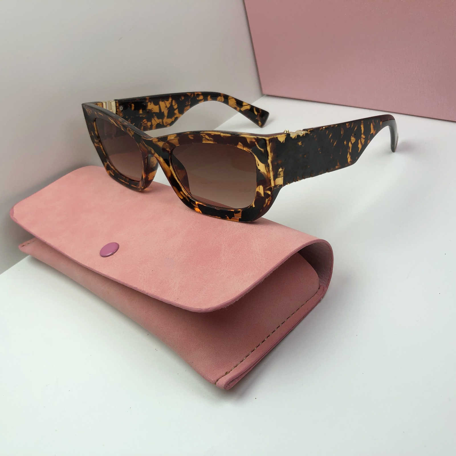 2024 lunettes de soleil à monture ovale pour femmes de créateur UV vente chaude propriété lunettes de soleil carrées jambes en métal mm lettre de