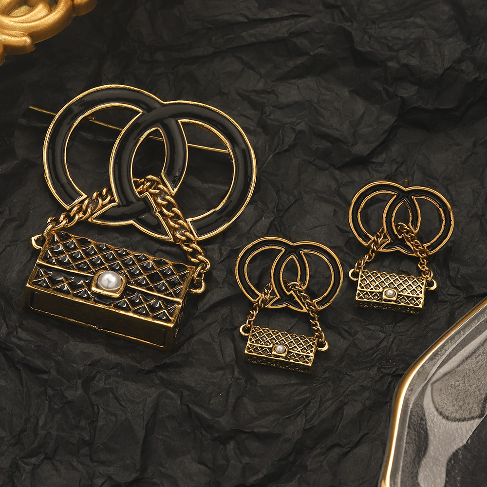Luxury Bag Pearl Stud Earrings Fashion Black Chain Charm Earrings 18K Gold Jewelry Design for Women Couple Gifts Love Earrings 2024 Jewelry Whole-image-861461630