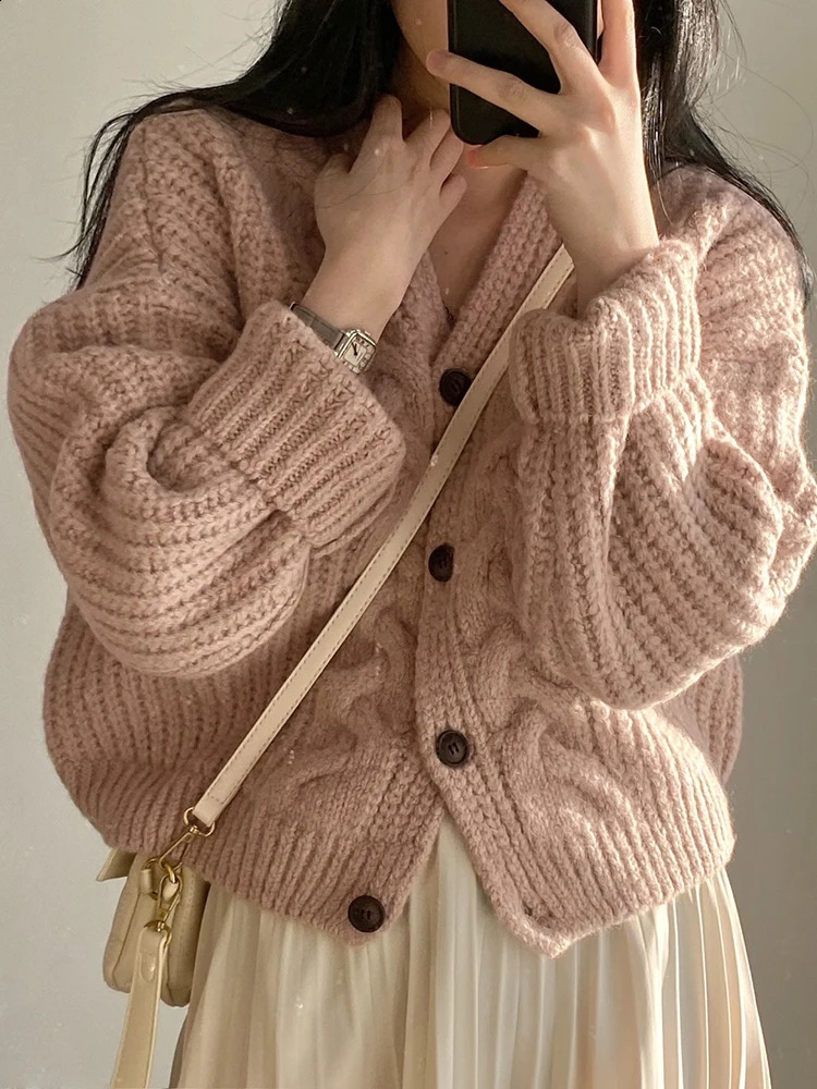 Femmes épaisses coréennes Sweater tricoté d'automne Chic Chic Loose à manches longues Veste de pull solide simple pour femme 240725