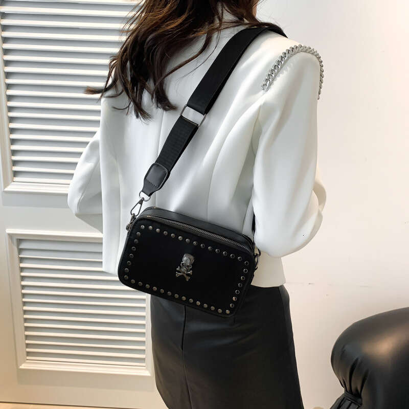 Sacs de soirée 2024 Printemps d'été Nouveau fille noire punk y2k moto rivet mode bracelet single épaule simple sac crossbody sac