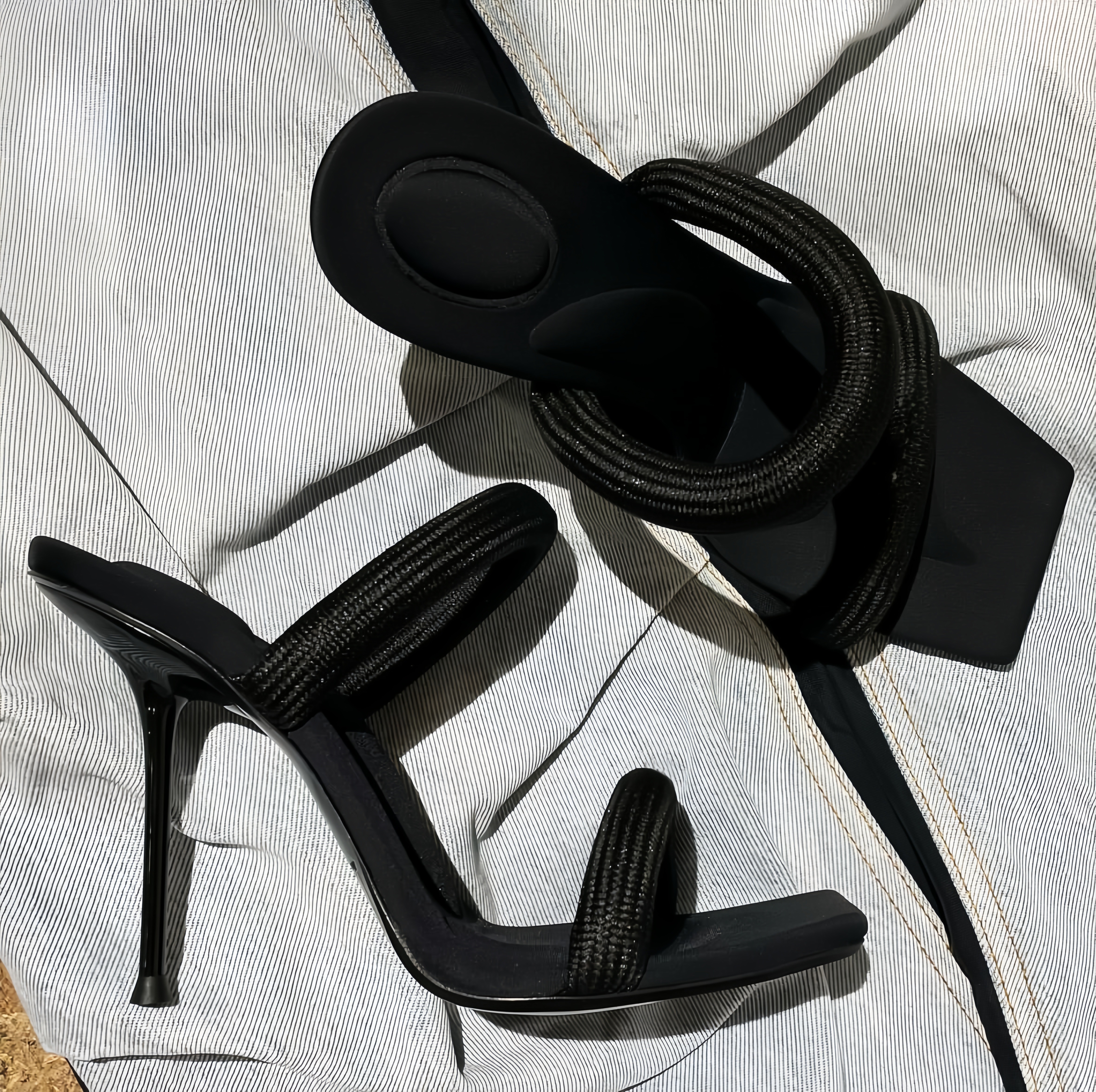 Designer Femmes Diamant Peep Toe Sandales D'été Célèbre Large Stilett Brillant Noir Sliders Boucle De Sangle Boucle Chaussure Pompes Matelassées