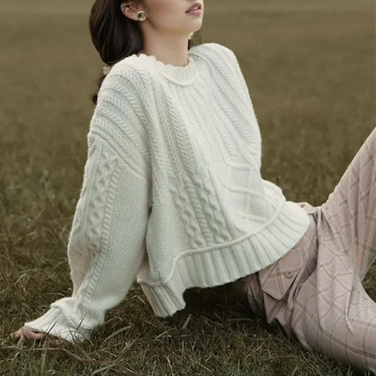 French Retro White Knitted Linen Sweater Women Winter Headscarf Round Neck Loose Lazy Short Top Artistic Vintage Style 240730