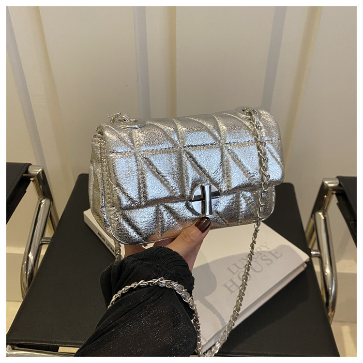 Sac à bandoulière à bandoulière de la chaîne simple de la grille de diamant de même style 2024.
