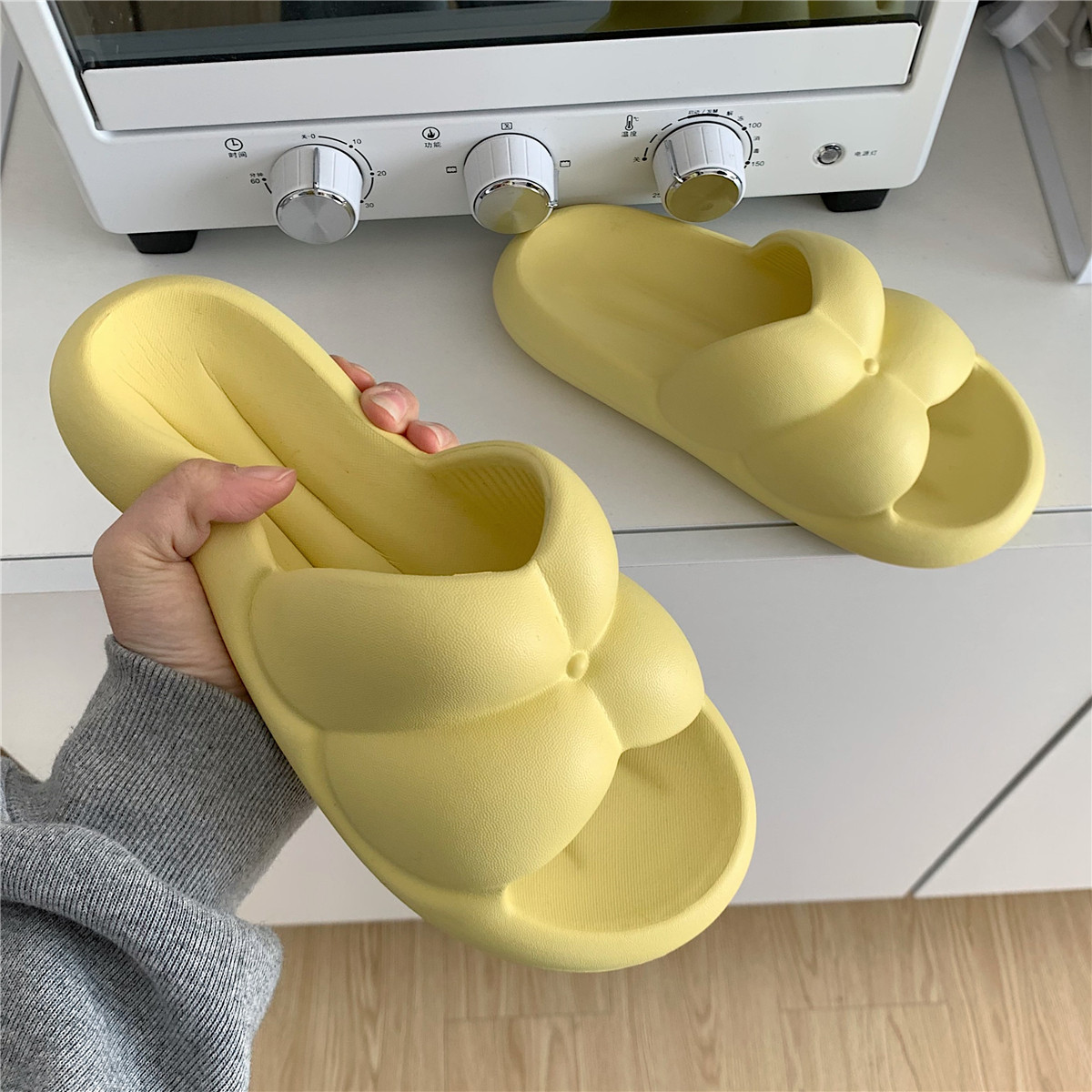 2025 New Women's summer shoes Solid color personality simple slippers indoor street sandals girls beach show bbaa