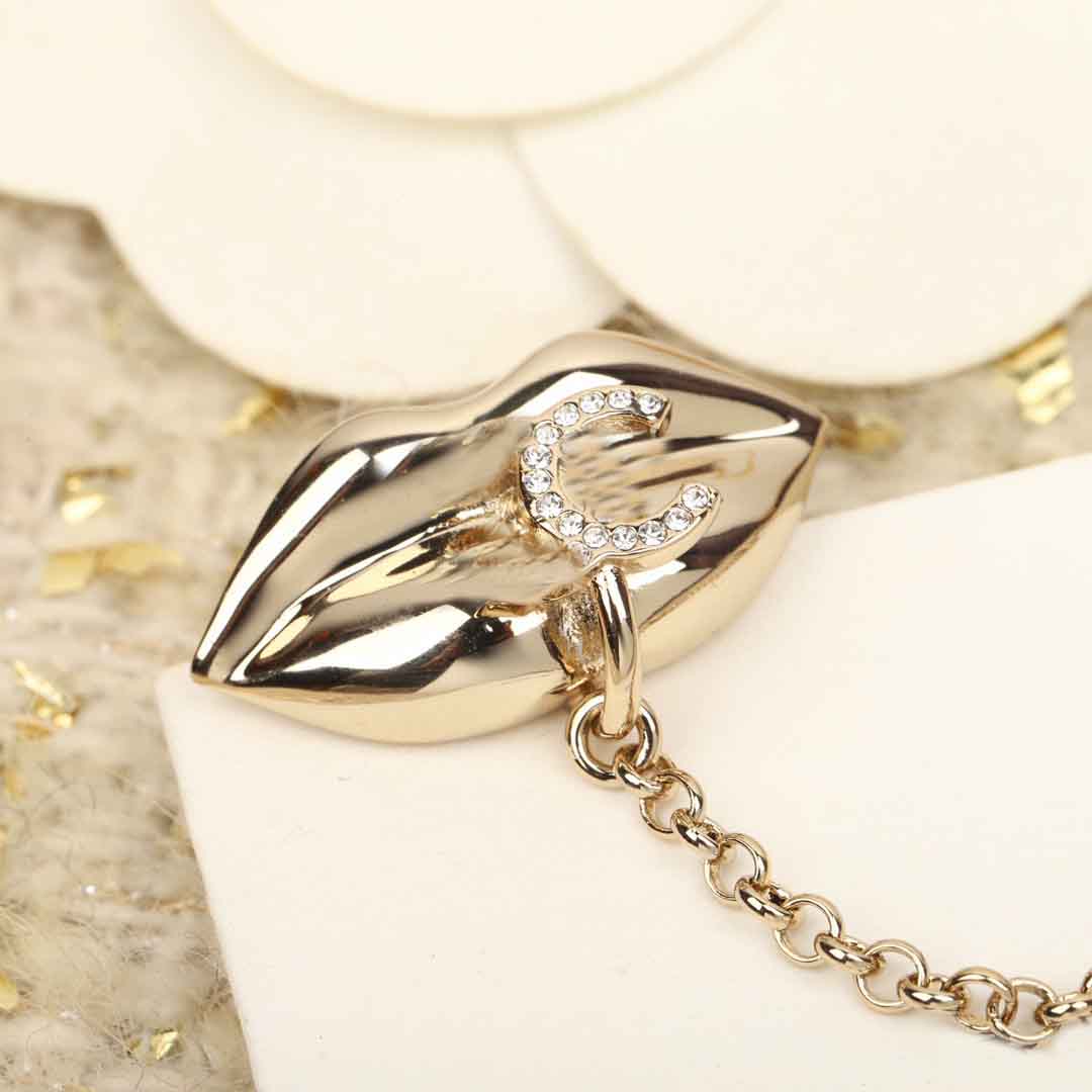 Top quality charm drop earring with lip shape design and sparkly diamond tassel design in 18k gold plated have stamp box PS6675