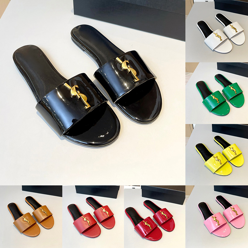 Lettres métalliques Designer Slippers Sandales pour femmes talons plats talons plats glissades Sandales Femme Chaussures de plage 2024 Oui Slider