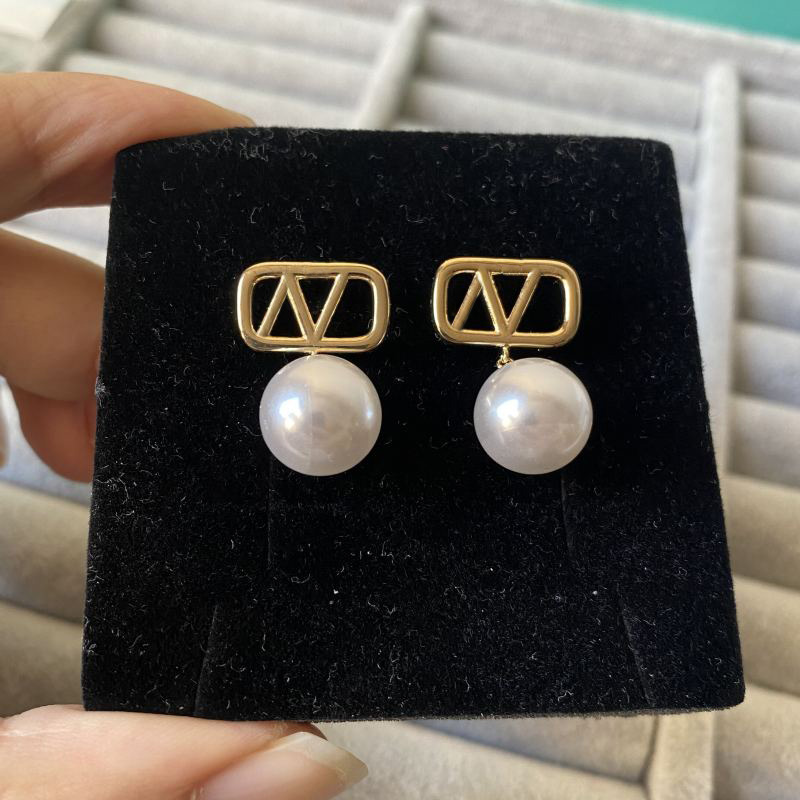 Women Fashion Designer Stud Earrings Top Quality Gold Color Simple Style Brass Engagement Earring