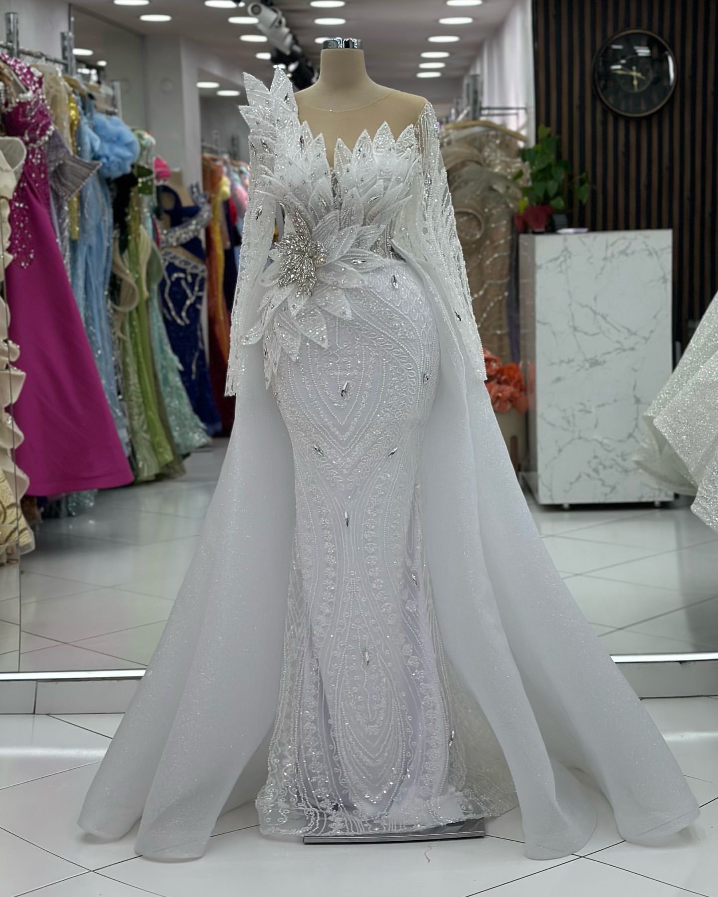 2024 Arabe Aso Ebi Plus taille de sirène blanche Robes de mariée en strass Florals Détachement Train pailled