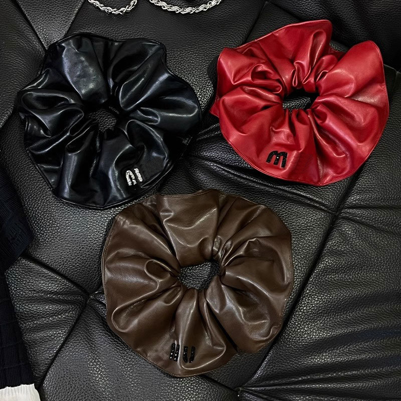Scrunchie élégant en cuir rouge et élastique avec un diamètre de conception de lettre en relief 19cm accessoire de cheveux à la mode