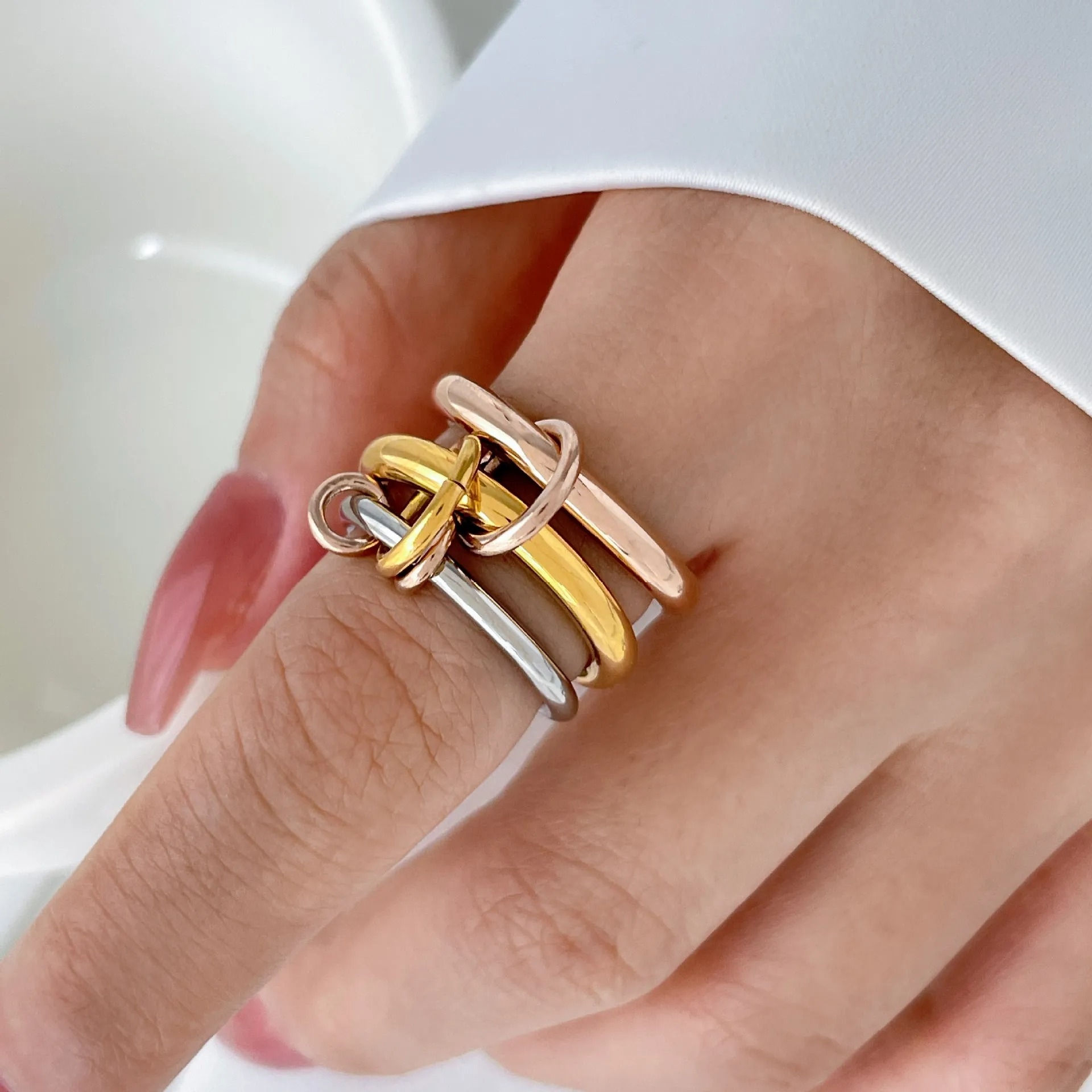 Anneaux de créateurs élégants: anneaux de spinelli de mode 4 pièces ensembles avec des pierres de type diamètre en or, conception qui se chevauch