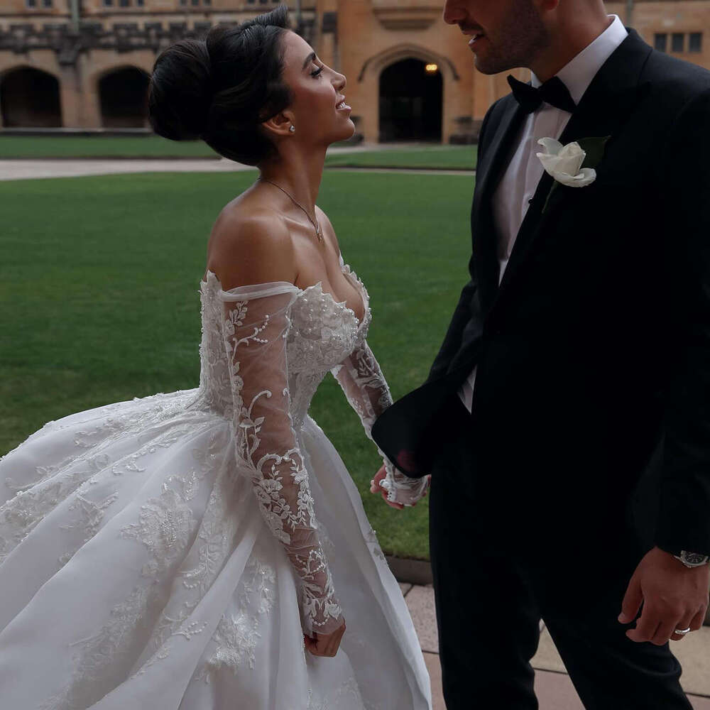 Sharon haut de gamme a déclaré que la robe de mariée à épaule élégante faite sur mesure avec des manches longues sur la mariée dubai SW030