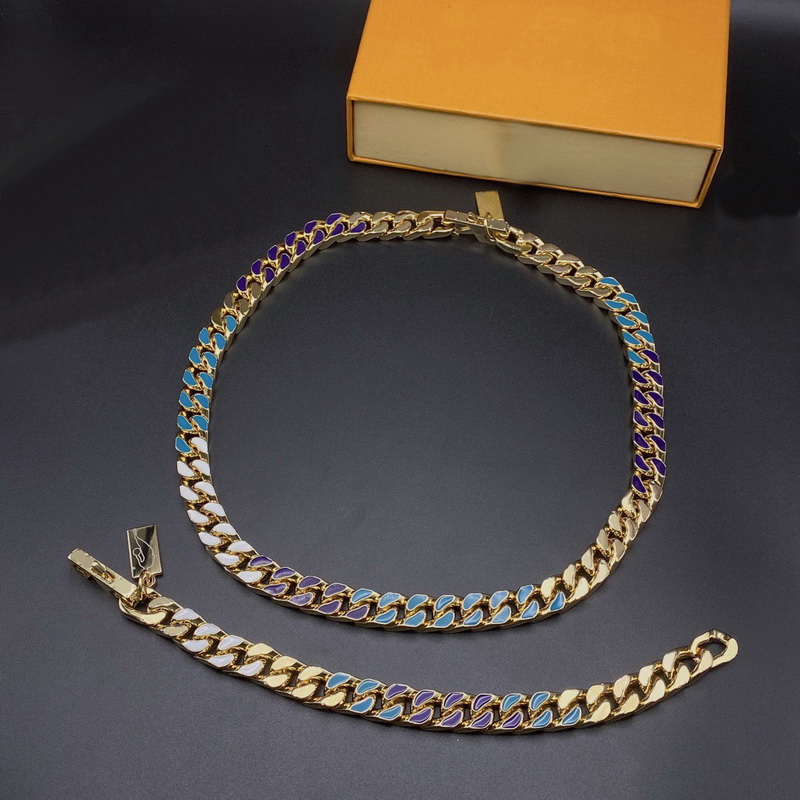 Europe Amérique Fashion Men Hip-hop Gold Colour Hardwar gravé V Initiales de fleur Modèle émail émail Épais Cuban Chain Links Bracelet Bracelet M