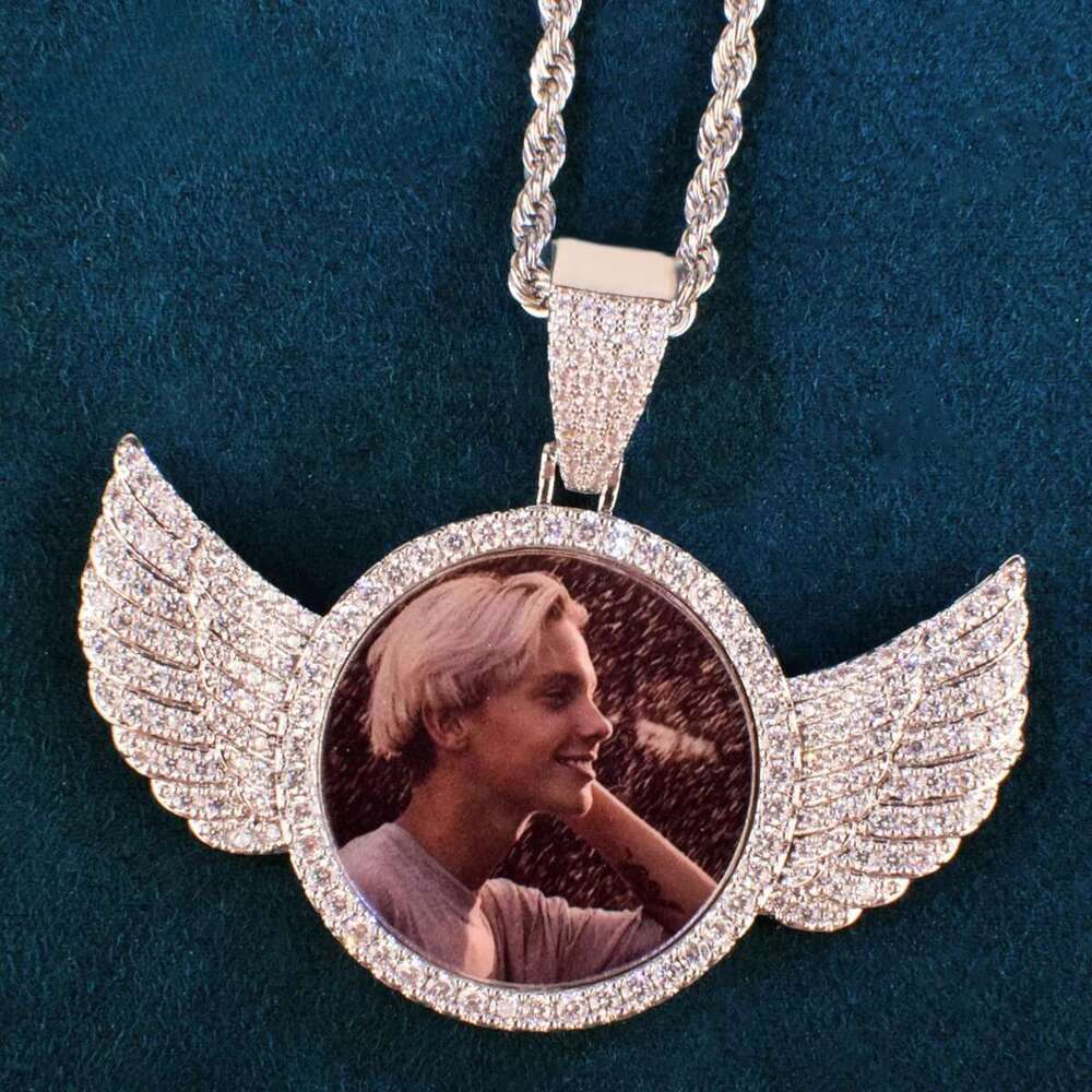 Bonjour Hip-hop Collier de pendentif à ailes rondes personnalisées pour les hommes pour le dos solide Memory Circle Picture Hip Hop Bijoux Chaîne