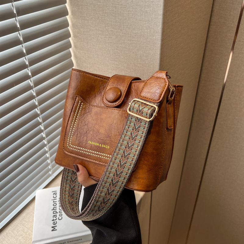 New solid color large capacity crossbody bag designed by a new casual designer, women's trendy summer fashion casual handbag