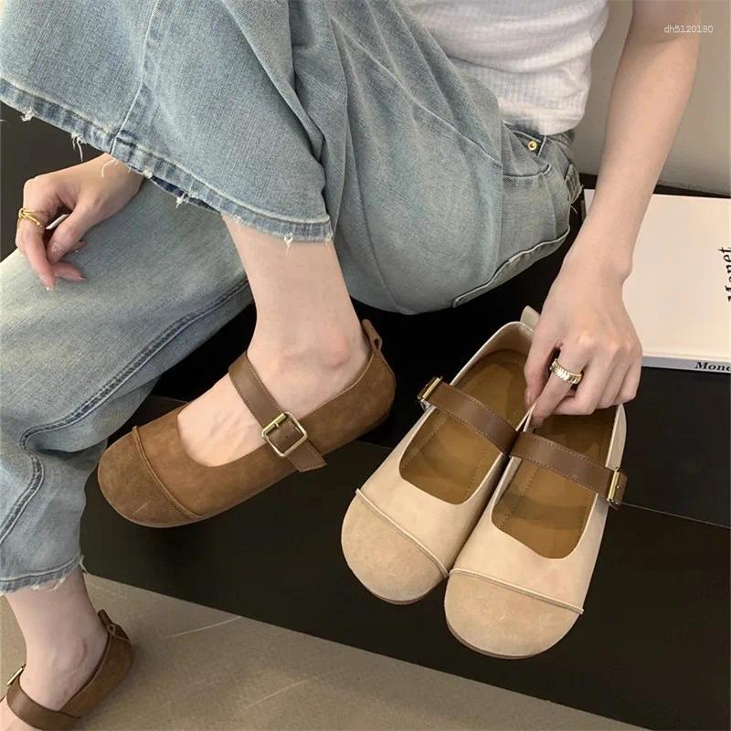 Chaussures décontractées femme 2024 Toe rond Sneakers femelles mixtes couleurs modis plates rétro mignonne robe loisure pu caoutchouc mary jane