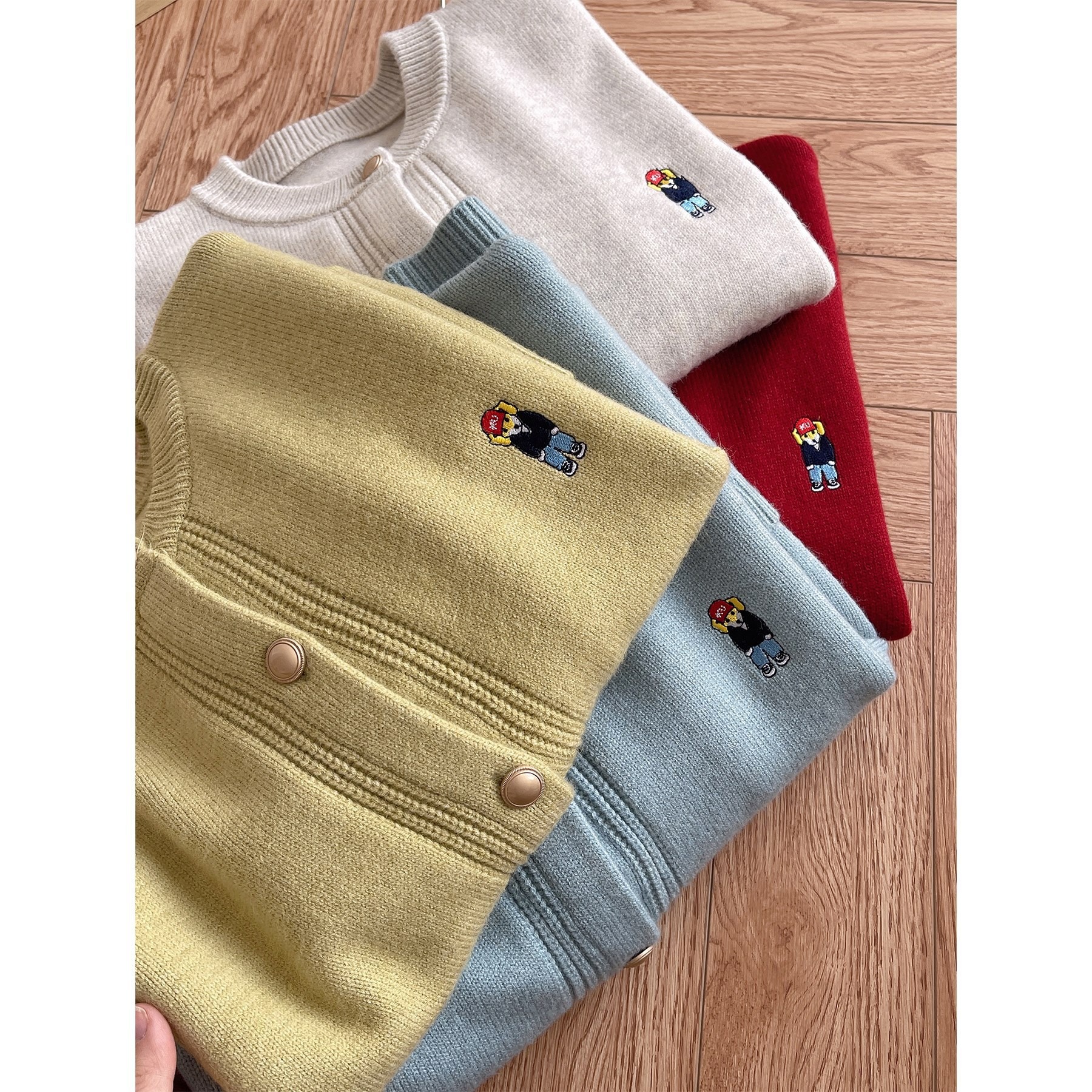 Hiver coloré Nouveau pull brodé Couleur des femmes bloquées en V en V Treatrice en tricot-tricot Black Rose White Womens Cardigan manteau