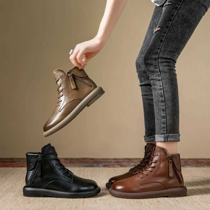 Cuir souple souple de haute qualité Boots chauds britanniques Automne / hiver à fond plat Rétro Bottes courtes T241113