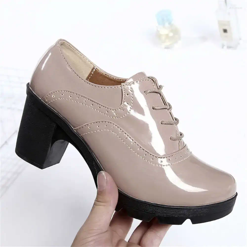 Chaussures habillées en cuir breveté noir 34 talons talons hauts élevés 41 sport tenid teni de seconde main intéressante