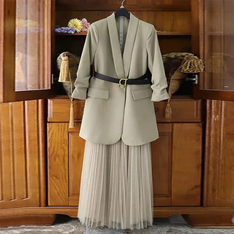 Automne / hiver Femmes Ultra Fine Two Piece Long Coat Set et jupe en maille Veste solide élégante avec robe de ceinture 241112