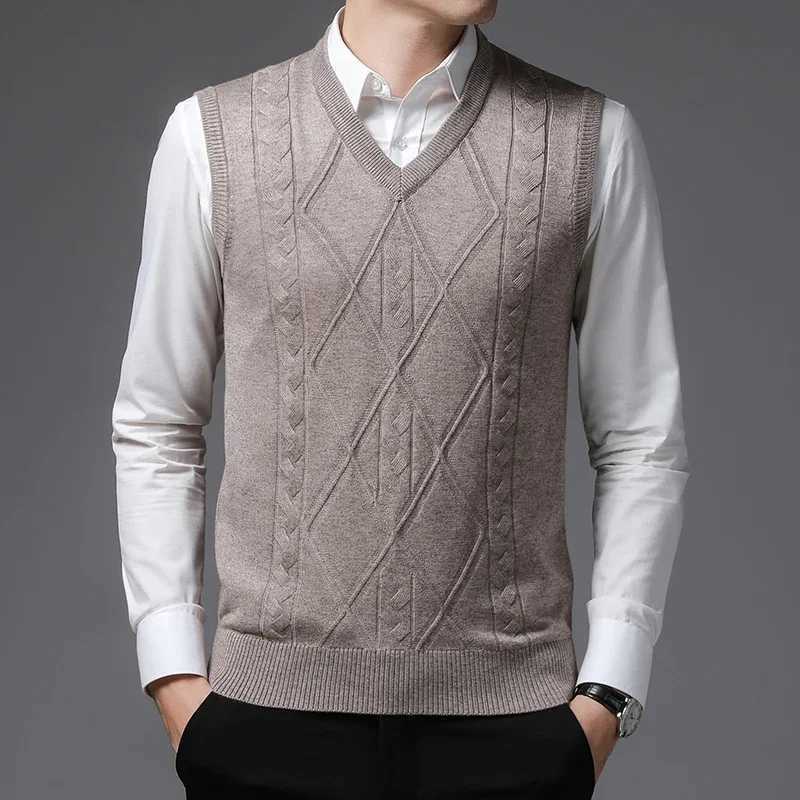 Brown New Argyle sweater vest solid color casual sleeveless autumn winter clothing fashion short fit sweater mens clothing W241113