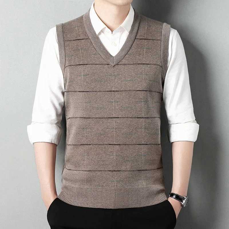 Mens casual fashionable warm sweater V-neck retro comfortable soft knitted business casual top W241113