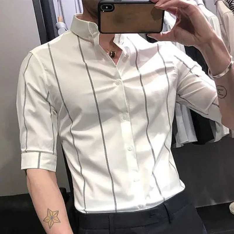 2023 Automne Thin Fashion Trend Stripe Slim Fit non ferronnage à manches moyennes Collier vertical Business Mens de style polyvalent Shirtxj24113