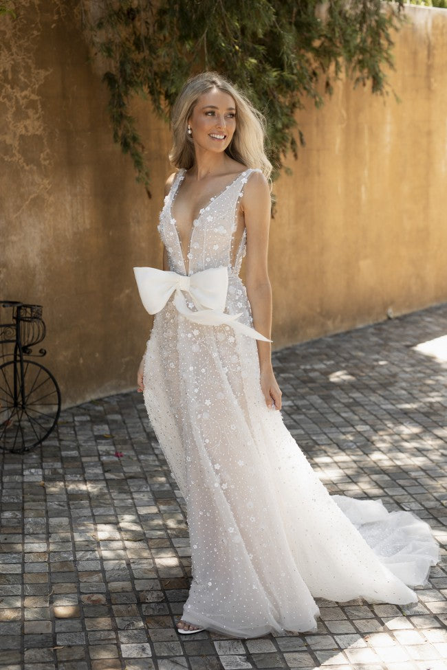 Modeste satin blanc a e robes de mariée pour femmes plage boho sexy deep v cou de cou boho simple robe de mariée sweent les boutons de trains de
