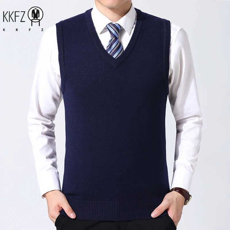 2024 autumn and winter new mens solid color V-neck knitted vest casual fashion warm sweater version top W241113