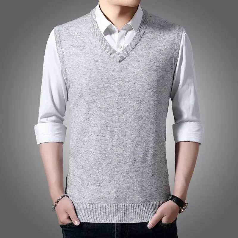 A high-end V-neck knitted sweater vest suitable for middle-aged and elderly men in the United States a warm and casual sleeveless vest for autumn