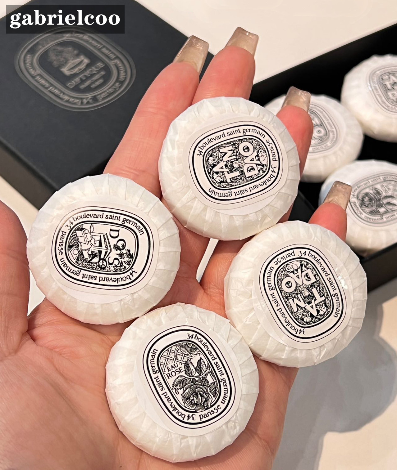 French designer circular small soap set with classic logo shower soap facial soap solid air freshener aromatherapy Perfume soap 8pcs/set Travel port