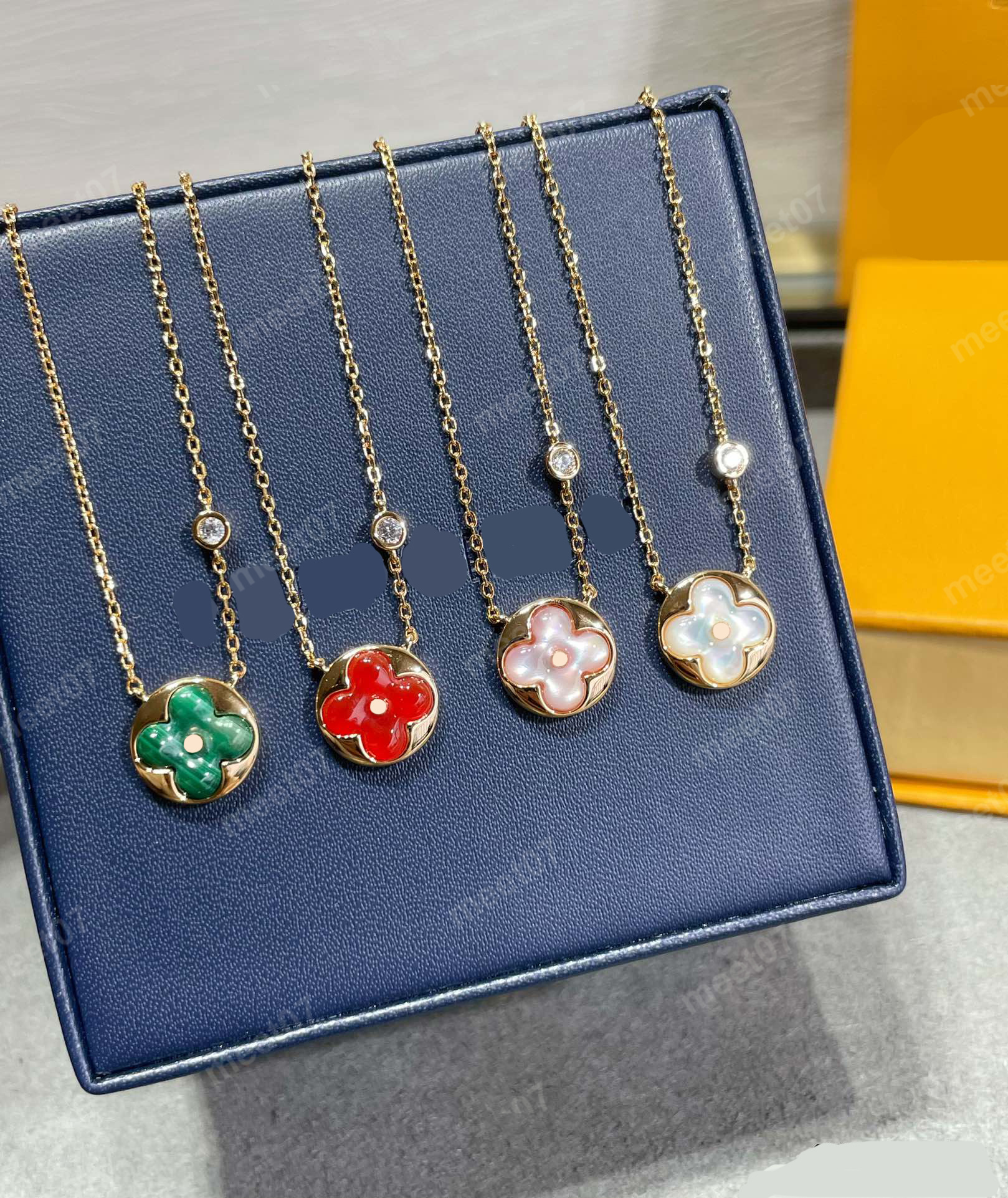 Classical dainty pendant designer necklace 14K gold plated round button mother of pearl pendant necklace clover necklace-image-966302856