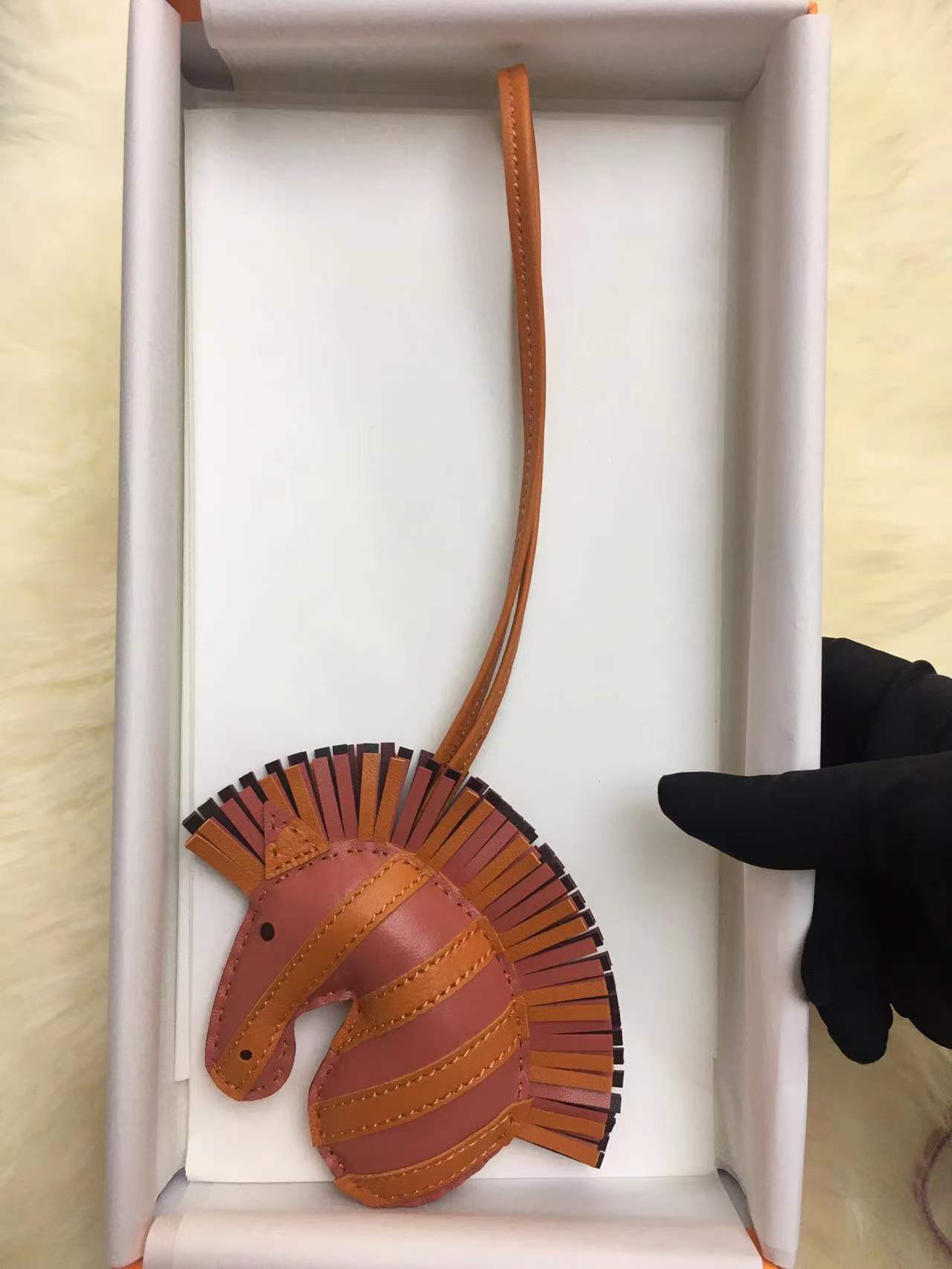 Jolie tête de poney en peau de mouton, bloc de couleur, pour décoration de pendentif de sac à clés de véhicule, avec emballage attrayant