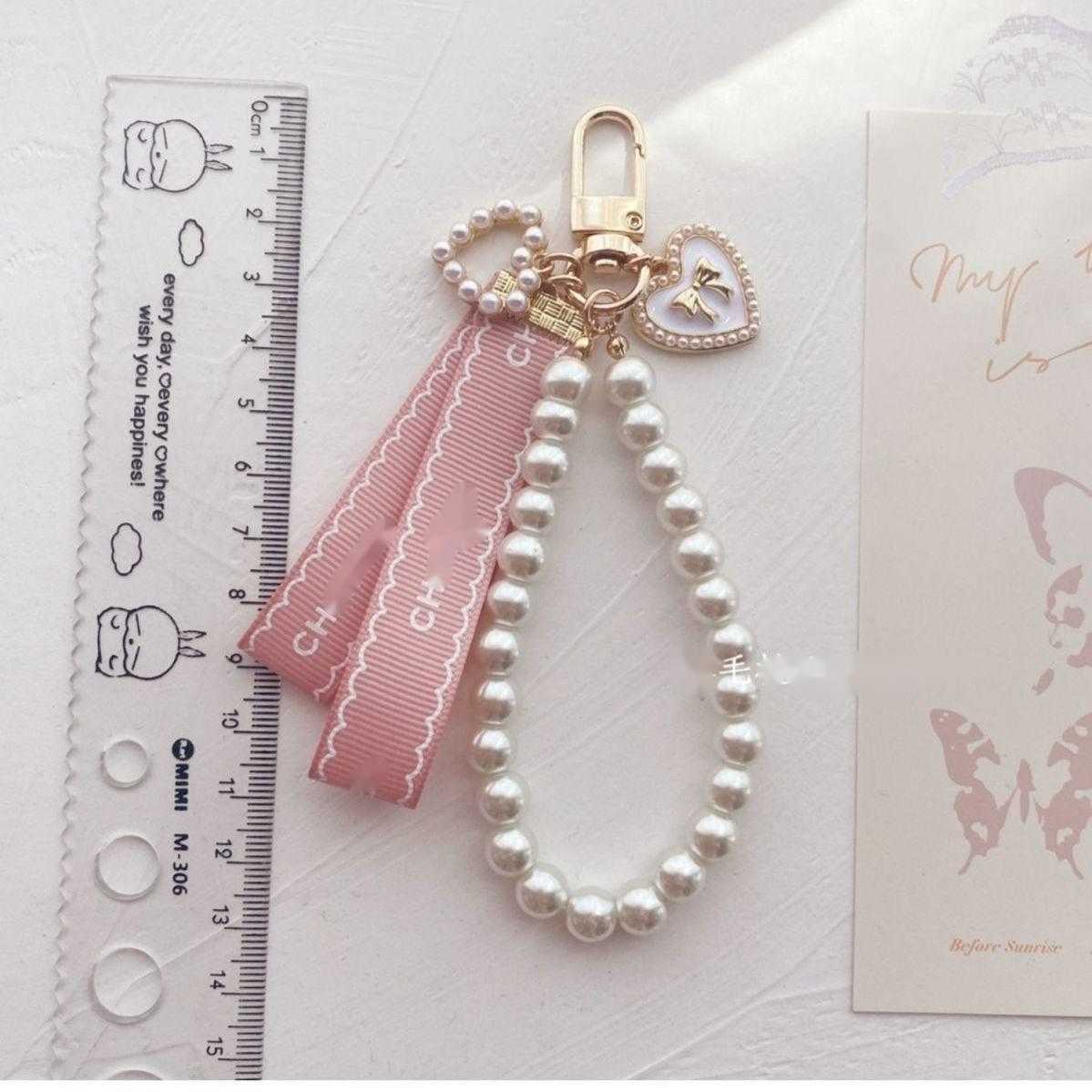 Keychains Lanyards 2024 Keychain Designer Keychain Luxury Bag Charm Fashion Trend Car Keyring Flower Pearl Keychain High Quality Giveaway Gift Nice