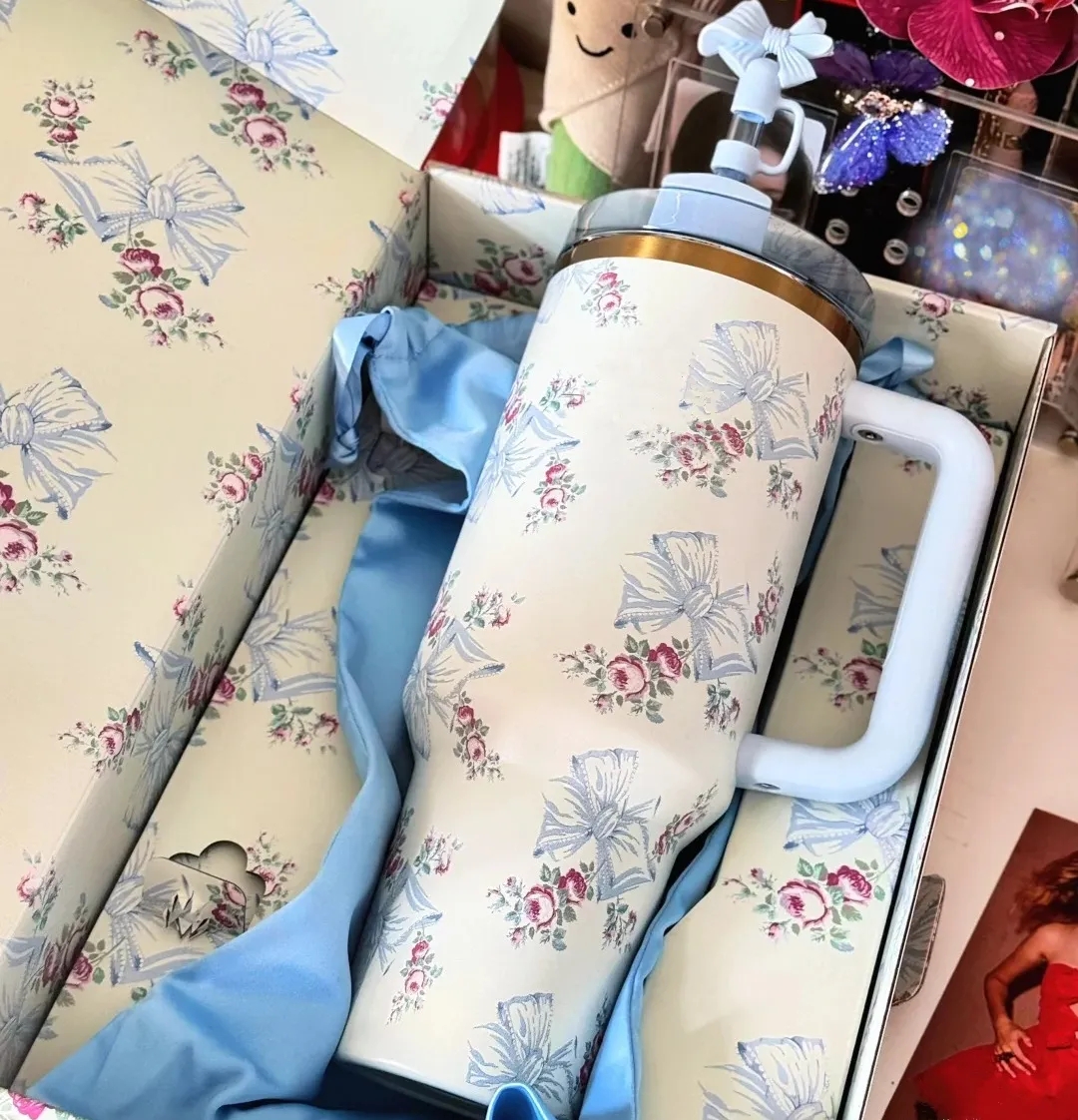 US Stock 40Oz Blue Tumblers With Bow Cap Christmas Stainless Steel Cups Magnolia Pink Rose Lilac 40 OZ Purple Stars Car Mug With Handle Lid Valen-image-736542931