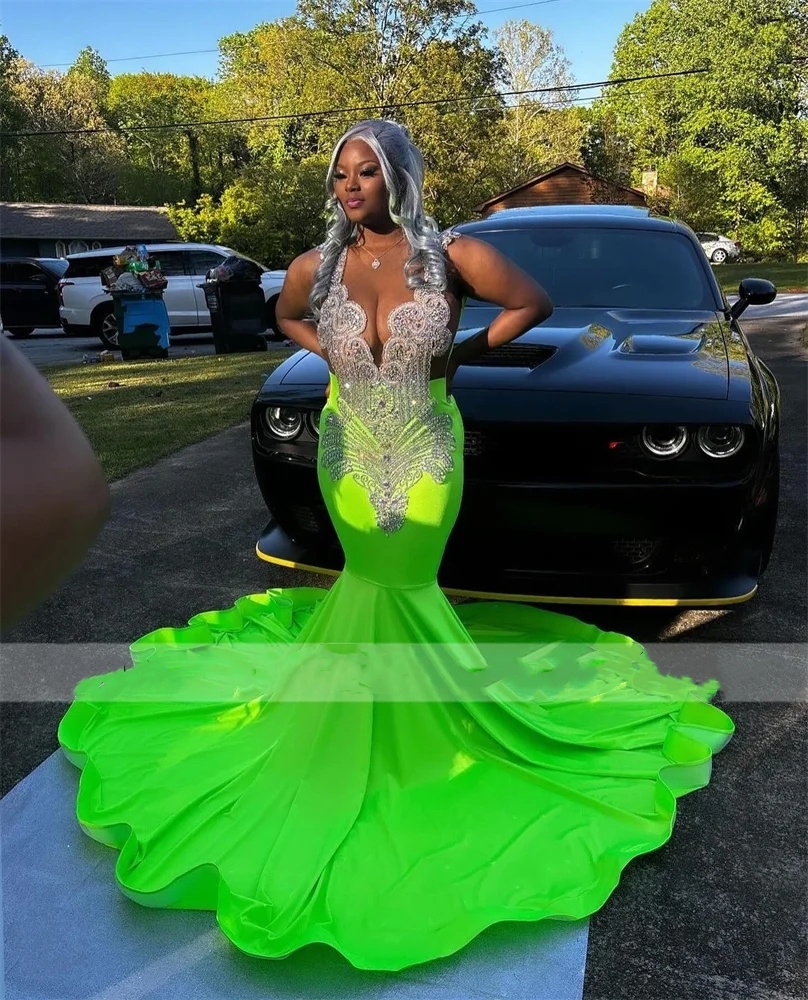 Robes de bal de sirène verte pour les filles noires 2024 Élégants Longues strass de cristal en cristal Rangs de fête d'anniversaire