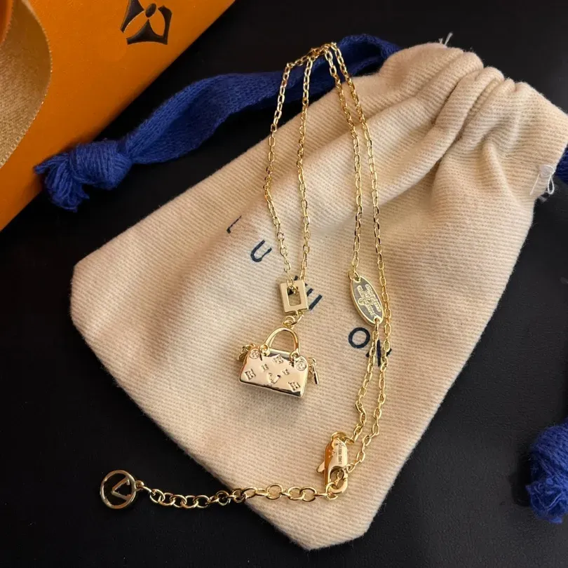 Luxury Designer Bag Pendant Necklaces Romantic Love Style Gift Necklaces Luxury Wedding Party Jewelry Long Chain Autumn New 18K Gold Plated Neckl-image-970117577