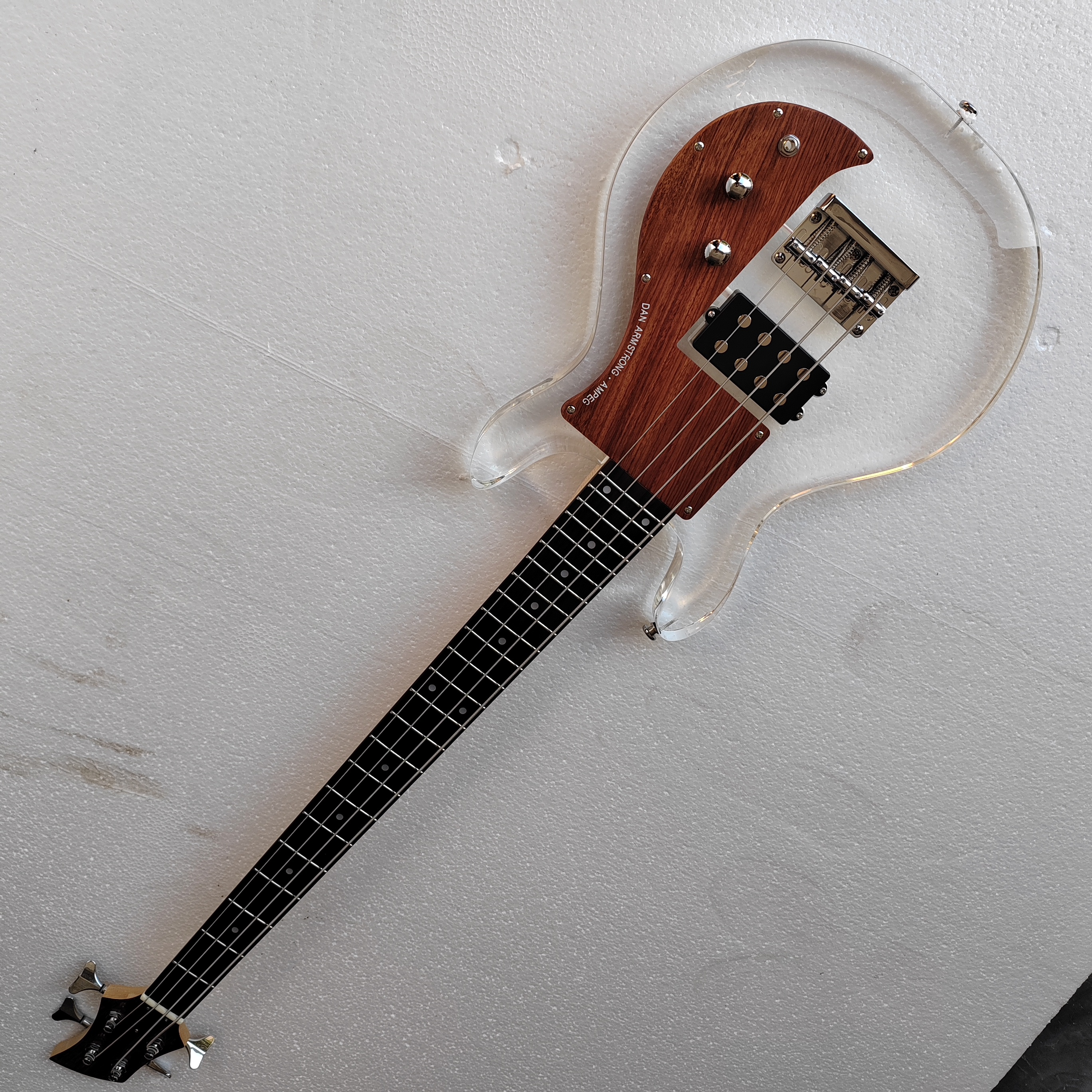 Vente chaude de bonne qualité électrique RARE 4 cordes corps acrylique guitare basse électrique bois pickguard manche en érable touche en palissa