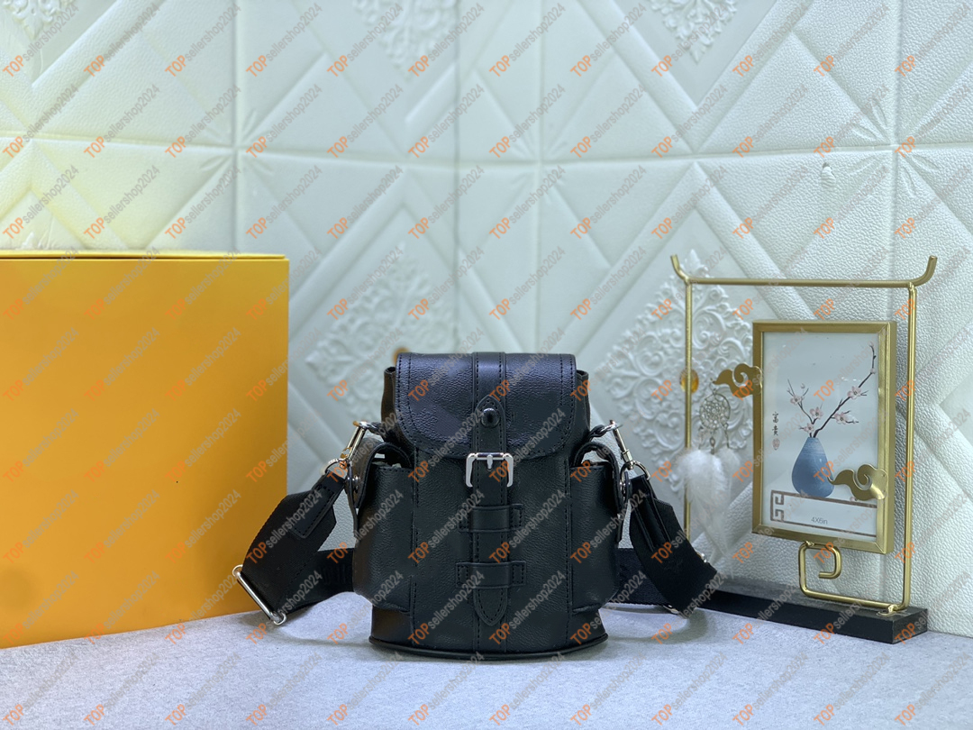 Nano Christopher Designer Man Sac à épaule de haute qualité Le cuir enduit de haute qualité peut être transporté sur les deux épaules Mini Mini S