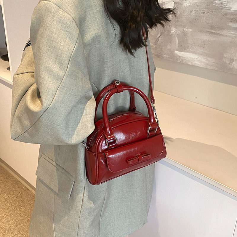 2025New autumn fashion and winter niche design high end women s crossbody bag leisure trend fashionable multifunctional designer trendy handbag Desi