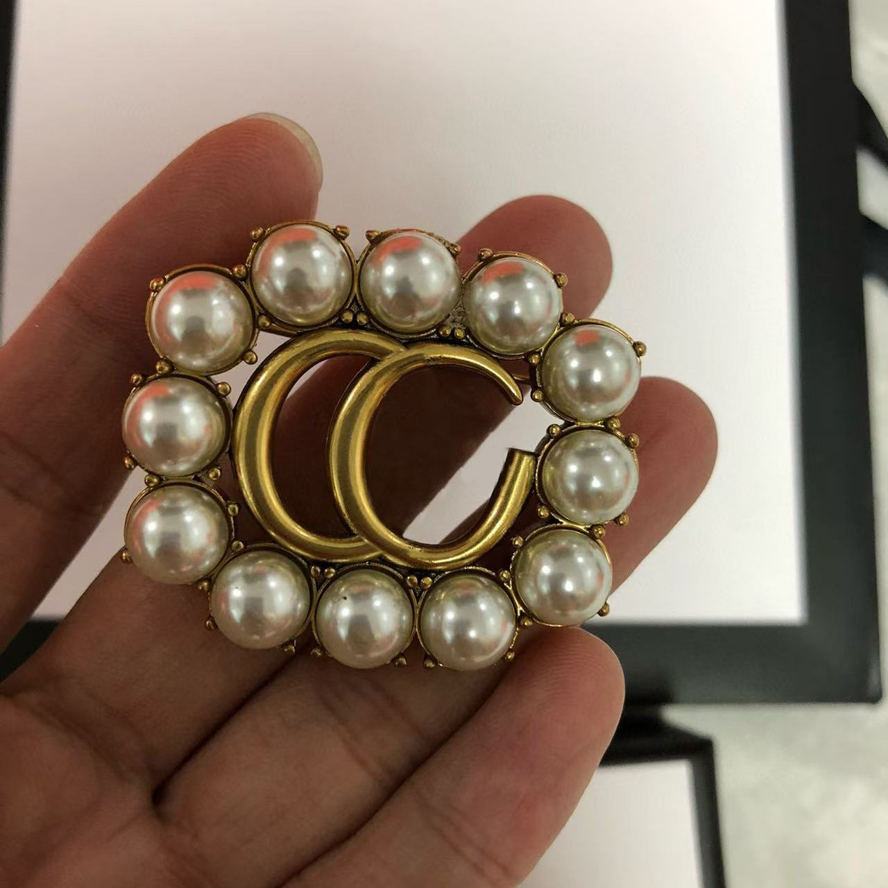 Luxury Designer Pearl Letter Pins Brooches 14k Gold Brass Classic style Fashion brooches for men and women party birthday gift jewelry
