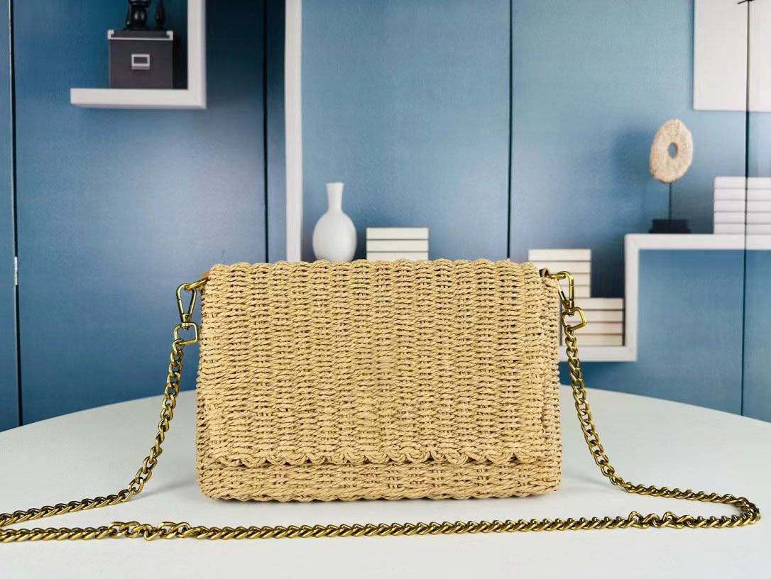 The retro classic shoulder bag can be used in a variety of ways with one shoulder and crossbody 1825 